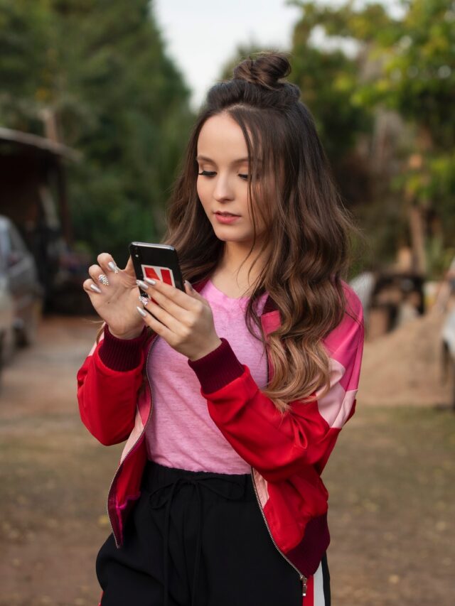 Larissa Manoela prevê o futuro no filme Tá Escrito?