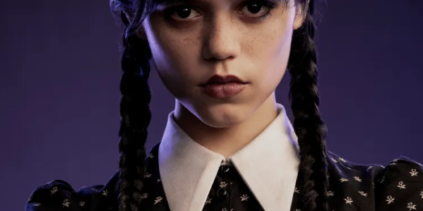 Foto-Wandinha-Addams-serie-Netflix-e1671548687624