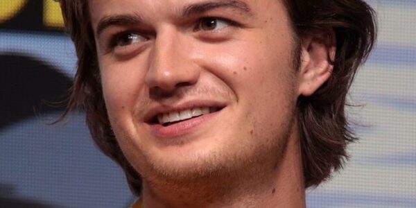 800px-Joe_Keery_by_Gage_Skidmore