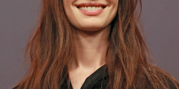 Anne_Hathaway_at_Berlinale_2023_(cropped)